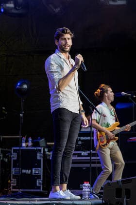 Erster Live Auftritt in Deutschland des spanisch-deutschen Popsängers Alvaro Soler mit der Mar de Colores European Tour auf dem Kunst!Rasen Bonn, 11.08.2021 veranstaltet von der E.L.Hartz Promotion GmbH Bonn Gronau NRW Deutschland