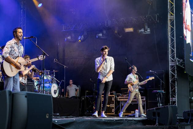 Erster Live Auftritt in Deutschland des spanisch-deutschen Popsängers Alvaro Soler mit der Mar de Colores European Tour auf dem Kunst!Rasen Bonn, 11.08.2021 veranstaltet von der E.L.Hartz Promotion GmbH Bonn Gronau NRW Deutschland