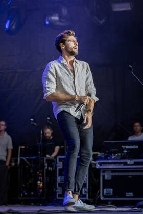Erster Live Auftritt in Deutschland des spanisch-deutschen Popsängers Alvaro Soler mit der Mar de Colores European Tour auf dem Kunst!Rasen Bonn, 11.08.2021 veranstaltet von der E.L.Hartz Promotion GmbH Bonn Gronau NRW Deutschland