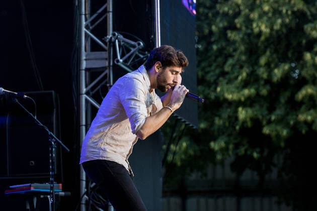Erster Live Auftritt in Deutschland des spanisch-deutschen Popsängers Alvaro Soler mit der Mar de Colores European Tour auf dem Kunst!Rasen Bonn, 11.08.2021 veranstaltet von der E.L.Hartz Promotion GmbH Bonn Gronau NRW Deutschland