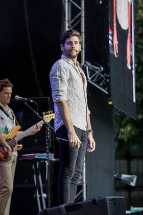 Erster Live Auftritt in Deutschland des spanisch-deutschen Popsängers Alvaro Soler mit der Mar de Colores European Tour auf dem Kunst!Rasen Bonn, 11.08.2021 veranstaltet von der E.L.Hartz Promotion GmbH Bonn Gronau NRW Deutschland