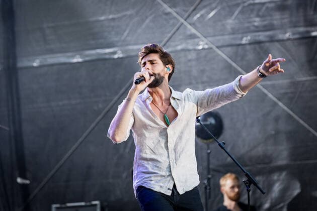 Erster Live Auftritt in Deutschland des spanisch-deutschen Popsängers Alvaro Soler mit der Mar de Colores European Tour auf dem Kunst!Rasen Bonn, 11.08.2021 veranstaltet von der E.L.Hartz Promotion GmbH Bonn Gronau NRW Deutschland