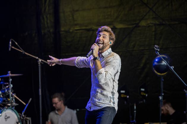 Erster Live Auftritt in Deutschland des spanisch-deutschen Popsängers Alvaro Soler mit der Mar de Colores European Tour auf dem Kunst!Rasen Bonn, 11.08.2021 veranstaltet von der E.L.Hartz Promotion GmbH Bonn Gronau NRW Deutschland