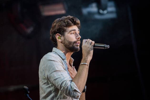 Erster Live Auftritt in Deutschland des spanisch-deutschen Popsängers Alvaro Soler mit der Mar de Colores European Tour auf dem Kunst!Rasen Bonn, 11.08.2021 veranstaltet von der E.L.Hartz Promotion GmbH Bonn Gronau NRW Deutschland