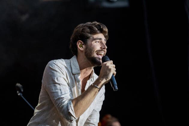 Erster Live Auftritt in Deutschland des spanisch-deutschen Popsängers Alvaro Soler mit der Mar de Colores European Tour auf dem Kunst!Rasen Bonn, 11.08.2021 veranstaltet von der E.L.Hartz Promotion GmbH Bonn Gronau NRW Deutschland