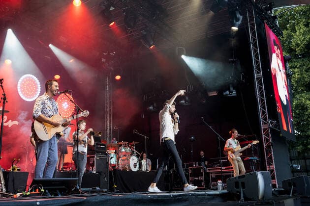 Erster Live Auftritt in Deutschland des spanisch-deutschen Popsängers Alvaro Soler mit der Mar de Colores European Tour auf dem Kunst!Rasen Bonn, 11.08.2021 veranstaltet von der E.L.Hartz Promotion GmbH Bonn Gronau NRW Deutschland
