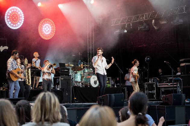 Erster Live Auftritt in Deutschland des spanisch-deutschen Popsängers Alvaro Soler mit der Mar de Colores European Tour auf dem Kunst!Rasen Bonn, 11.08.2021 veranstaltet von der E.L.Hartz Promotion GmbH Bonn Gronau NRW Deutschland