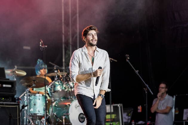 Erster Live Auftritt in Deutschland des spanisch-deutschen Popsängers Alvaro Soler mit der Mar de Colores European Tour auf dem Kunst!Rasen Bonn, 11.08.2021 veranstaltet von der E.L.Hartz Promotion GmbH Bonn Gronau NRW Deutschland