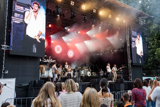 Erster Live Auftritt in Deutschland des spanisch-deutschen Popsängers Alvaro Soler mit der Mar de Colores European Tour auf dem Kunst!Rasen Bonn, 11.08.2021 veranstaltet von der E.L.Hartz Promotion GmbH Bonn Gronau NRW Deutschland