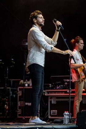 Erster Live Auftritt in Deutschland des spanisch-deutschen Popsängers Alvaro Soler mit der Mar de Colores European Tour auf dem Kunst!Rasen Bonn, 11.08.2021 veranstaltet von der E.L.Hartz Promotion GmbH Bonn Gronau NRW Deutschland