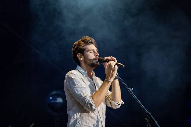Erster Live Auftritt in Deutschland des spanisch-deutschen Popsängers Alvaro Soler mit der Mar de Colores European Tour auf dem Kunst!Rasen Bonn, 11.08.2021 veranstaltet von der E.L.Hartz Promotion GmbH Bonn Gronau NRW Deutschland