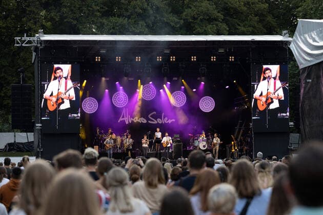 Bilder des Jahres 2021, Entertainment 08 August Entertainment Themen der Woche KW32 Entertainment Bilder des Tages Erster Live Auftritt in Deutschland des spanisch-deutschen Popsängers Alvaro Soler mit der Mar de Colores European Tour auf dem Kunst!Rasen Bonn, 11.08.2021 veranstaltet von der E.L.Hartz Promotion GmbH Bonn Gronau NRW Deutschland *** First live performance in Germany of the Spanish-German pop singer Alvaro Soler with the Mar de Colores European Tour at the Kunst Rasen Bonn, 11 08 2021 organized by E L Hartz Promotion GmbH Bonn Gronau NRW Germany