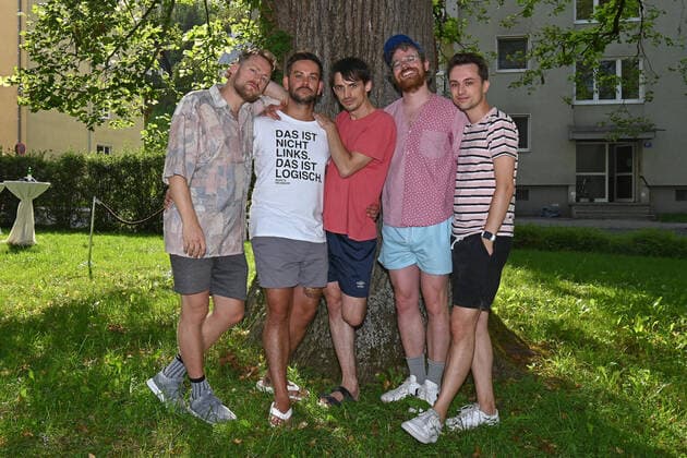 Konzert der Gesangskapelle Hermann in dr Hipphalle in Gmunden, im Rahmen der Salzkammergut Festwochen Gmunden, am 11.08.21. Das Bild zeigt die Mitglieder der Band im Garten der Hipphalle 2021 - Konzert der Gesangskapelle Hermann in dr Hipphalle in Gmunden, im Rahmen der Salzkammergut Festwochen Gmunden, am 11.08.21