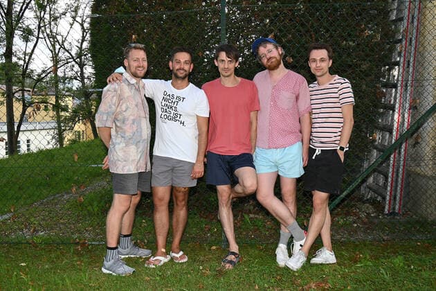 Konzert der Gesangskapelle Hermann in dr Hipphalle in Gmunden, im Rahmen der Salzkammergut Festwochen Gmunden, am 11.08.21. Das Bild zeigt die Mitglieder der Band im Garten der Hipphalle 2021 - Konzert der Gesangskapelle Hermann in dr Hipphalle in Gmunden, im Rahmen der Salzkammergut Festwochen Gmunden, am 11.08.21