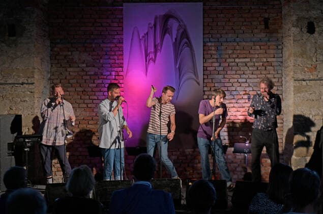 Konzert der Gesangskapelle Hermann in dr Hipphalle in Gmunden, im Rahmen der Salzkammergut Festwochen Gmunden, am 11.08.21. Das Bild zeigt eine Szene aus dem Konzert. v.l.n.r.: Simon Gramberger, Simon Scharinger, Stephan Wohlmuth, Joachim Rigler und Bernhard Höchtel 2021 - Konzert der Gesangskapelle Hermann in dr Hipphalle in Gmunden, im Rahmen der Salzkammergut Festwochen Gmunden, am 11.08.21