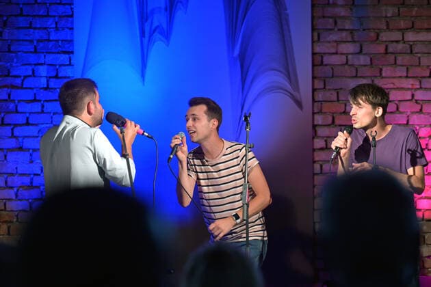 Konzert der Gesangskapelle Hermann in dr Hipphalle in Gmunden, im Rahmen der Salzkammergut Festwochen Gmunden, am 11.08.21. Das Bild zeigt eine Szene aus dem Konzert. v.l.n.r.:Simon Scharinger, Stephan Wohlmuth, Joachim Rigler 2021 - Konzert der Gesangskapelle Hermann in dr Hipphalle in Gmunden, im Rahmen der Salzkammergut Festwochen Gmunden, am 11.08.21