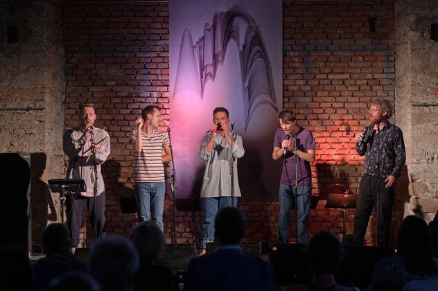 Konzert der Gesangskapelle Hermann in dr Hipphalle in Gmunden, im Rahmen der Salzkammergut Festwochen Gmunden, am 11.08.21. Das Bild zeigt eine Szene aus dem Konzert. v.l.n.r.: Simon Gramberger, Stephan Wohlmuth, Simon Scharinger, Joachim Rigler und Bernhard Höchtel 2021 - Konzert der Gesangskapelle Hermann in dr Hipphalle in Gmunden, im Rahmen der Salzkammergut Festwochen Gmunden, am 11.08.21