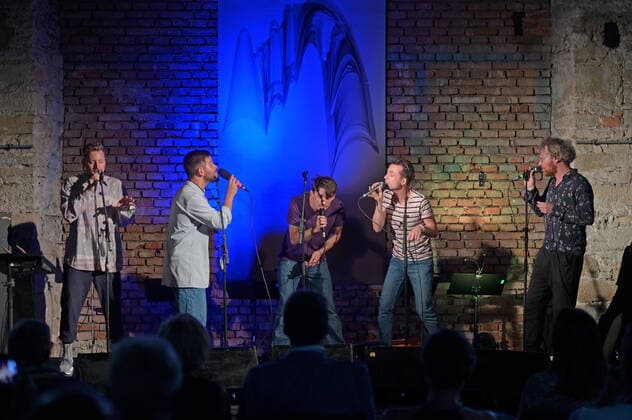 Konzert der Gesangskapelle Hermann in dr Hipphalle in Gmunden, im Rahmen der Salzkammergut Festwochen Gmunden, am 11.08.21. Das Bild zeigt eine Szene aus dem Konzert. v.l.n.r.: Simon Gramberger, Simon Scharinger, Joachim Rigler, Stephan Wohlmuth und Bernhard Höchtel 2021 - Konzert der Gesangskapelle Hermann in dr Hipphalle in Gmunden, im Rahmen der Salzkammergut Festwochen Gmunden, am 11.08.21