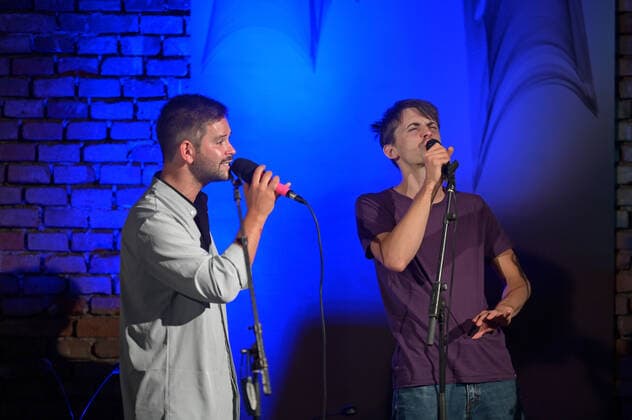 Konzert der Gesangskapelle Hermann in dr Hipphalle in Gmunden, im Rahmen der Salzkammergut Festwochen Gmunden, am 11.08.21. Das Bild zeigt eine Szene aus dem Konzert. Simon Scharinger und Joachim Rigler 2021 - Konzert der Gesangskapelle Hermann in dr Hipphalle in Gmunden, im Rahmen der Salzkammergut Festwochen Gmunden, am 11.08.21
