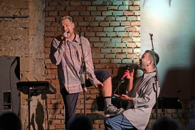 Konzert der Gesangskapelle Hermann in dr Hipphalle in Gmunden, im Rahmen der Salzkammergut Festwochen Gmunden, am 11.08.21. Das Bild zeigt eine Szene aus dem Konzert.Simon Gramberger und Simon Scharinger 2021 - Konzert der Gesangskapelle Hermann in dr Hipphalle in Gmunden, im Rahmen der Salzkammergut Festwochen Gmunden, am 11.08.21