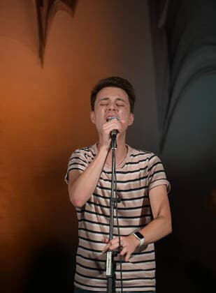 Konzert der Gesangskapelle Hermann in dr Hipphalle in Gmunden, im Rahmen der Salzkammergut Festwochen Gmunden, am 11.08.21. Das Bild zeigt eine Szene aus dem Konzert, Stephan, Wolmuth 2021 - Konzert der Gesangskapelle Hermann in dr Hipphalle in Gmunden, im Rahmen der Salzkammergut Festwochen Gmunden, am 11.08.21