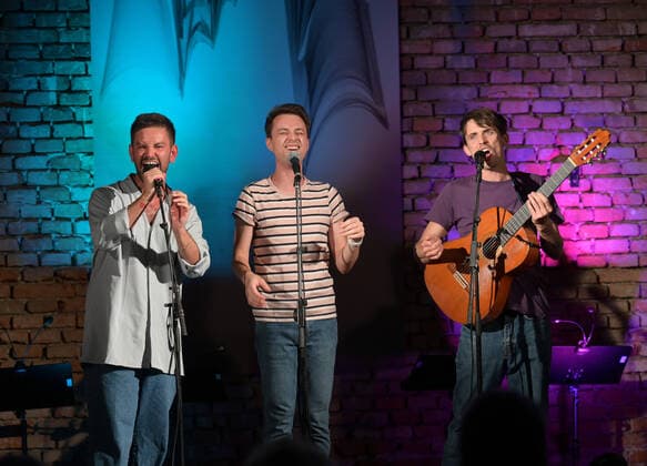 Konzert der Gesangskapelle Hermann in dr Hipphalle in Gmunden, im Rahmen der Salzkammergut Festwochen Gmunden, am 11.08.21. Das Bild zeigt eine Szene aus dem Konzert. v.l.n.r.: Simon Scharinger, Stephan Wohlmuth, Joachim Rigler 2021 - Konzert der Gesangskapelle Hermann in dr Hipphalle in Gmunden, im Rahmen der Salzkammergut Festwochen Gmunden, am 11.08.21