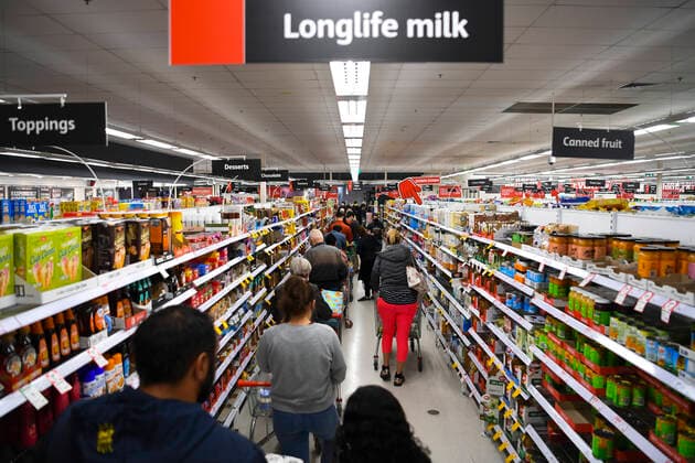 CANBERRA PANIC BUYING, Customers stand in long lines at a check out counter at a Coles supermarket in the Woden area in Canberra, Thursday, August 12, 2021. The ACT is going into a 7 day lockdown after the discovery of the first local COVID-19 case in over a year. ( NO ARCHIVING, EDITORIAL USE ONLY, NO USE IN BOOKS WITHOUT CONSENT CANBERRA ACT AUSTRALIA  Copyright: xLUKASxCOCHx 20210812001566358133