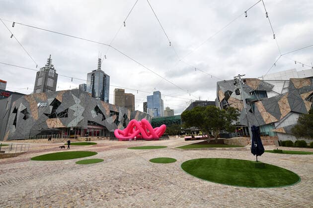 VICTORIA CORONAVIRUS COVID19, A near empty Federation Square is seen in Melbourne, Thursday, August 12, 2021. Melbourne s lockdown will be extended by a week after Victoria recorded 20 new locally acquired coronavirus cases, five of which are under investigation. ( NO ARCHIVING, EDITORIAL USE ONLY, NO USE IN BOOKS WITHOUT CONSENT MELBOURNE VIC AUSTRALIA  Copyright: xJAMESxROSSx 20210812001566374036