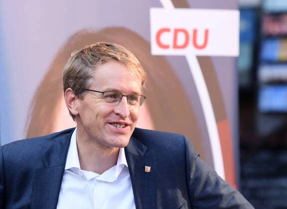 Tuebingen 11.08.2021 Bundestagswahlkampf 2021 CDU: Tuebinger Marktfruehstueck mit Daniel Guenther (Ministerpraesident des Landes Schleswig-Holstein)