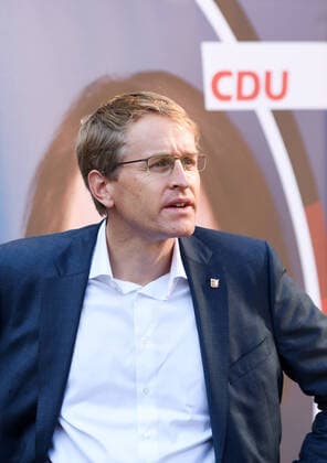 Tuebingen 11.08.2021 Bundestagswahlkampf 2021 CDU: Tuebinger Marktfruehstueck mit Daniel Guenther (Ministerpraesident des Landes Schleswig-Holstein)