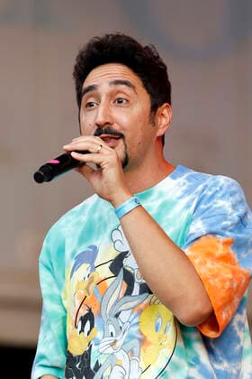 Eko Fresh beim Benefizkonzert für die Opfer der Flutkatastrophe an der Südbrücke. Köln, 11.08.2021