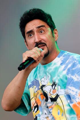 Eko Fresh beim Benefizkonzert für die Opfer der Flutkatastrophe an der Südbrücke. Köln, 11.08.2021