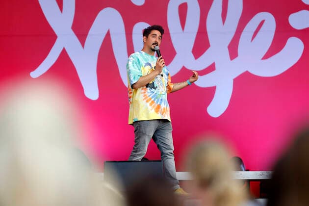Eko Fresh beim Benefizkonzert für die Opfer der Flutkatastrophe an der Südbrücke. Köln, 11.08.2021