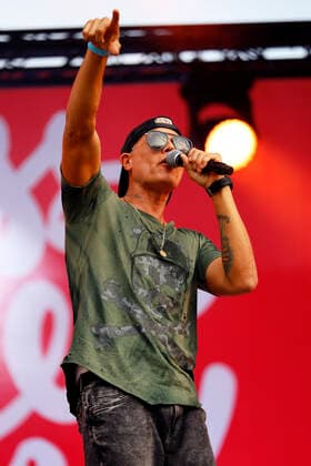 Dante Thomas beim Benefizkonzert für die Opfer der Flutkatastrophe an der Südbrücke. Köln, 11.08.2021