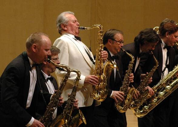 Swing-Legende Max Greger am Tenorsaxophon mit den Bläsern der SWR Big Band. The German swing legend Max Greger on tenor saxophone with the horns of the SWR Big Band. Essen DEU;DE;GERMANY;DEUTSCHLAND;ALLEMAGNE