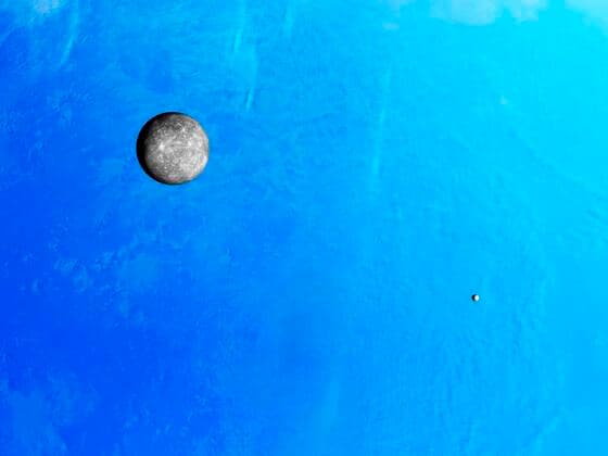 IMAGO Creative: Planeten im Sonnensystem Neptun - Symbolbilder Looking down onto Neptunes surface from space with two moons crossing concept 4050_rf_03_fi_img_0409
