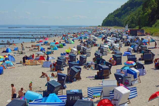 Hoch Elfi bringt auch auf Usedom Saharahitze den Urlaubern ist es recht voller Strande, volle Parkplätze, volle Promenade, als gäbe es kein Corona. (Seebad Koserow 12.08.2021) Corona
