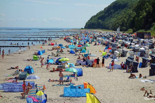 Bilder des Jahres 2021, News 08 August News Themen der Woche KW32 Hoch Elfi bringt auch auf Usedom Saharahitze den Urlaubern ist es recht voller Strande, volle Parkplätze, volle Promenade, als gäbe es kein Corona. (Seebad Koserow 12.08.2021) Corona *** High Elfi brings also on Usedom Saharahitze the holiday-makers it is quite full Strande, full parking lots, full promenade, as if there were no Corona seaside resort Koserow 12 08 2021 Corona