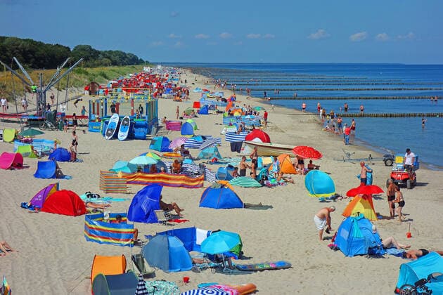 Hoch Elfi bringt auch auf Usedom Saharahitze den Urlaubern ist es recht voller Strande, volle Parkplätze, volle Promenade, als gäbe es kein Corona. (Seebad Koserow 12.08.2021) Corona