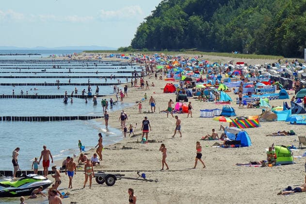 Hoch Elfi bringt auch auf Usedom Saharahitze den Urlaubern ist es recht voller Strande, volle Parkplätze, volle Promenade, als gäbe es kein Corona. (Seebad Koserow 12.08.2021) Corona