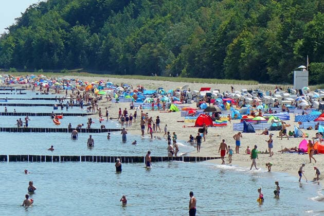 Hoch Elfi bringt auch auf Usedom Saharahitze den Urlaubern ist es recht voller Strande, volle Parkplätze, volle Promenade, als gäbe es kein Corona. (Seebad Koserow 12.08.2021) Corona