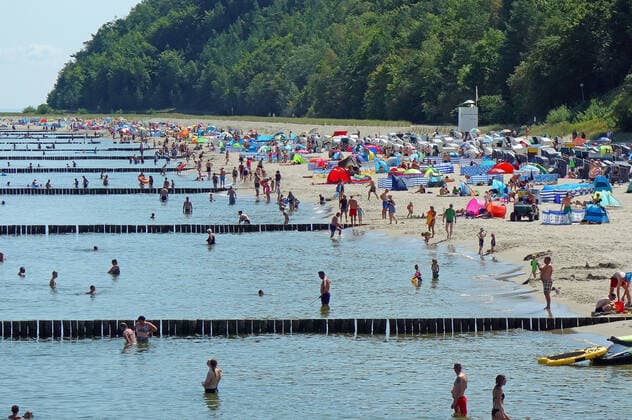Hoch Elfi bringt auch auf Usedom Saharahitze den Urlaubern ist es recht voller Strande, volle Parkplätze, volle Promenade, als gäbe es kein Corona. (Seebad Koserow 12.08.2021) Corona