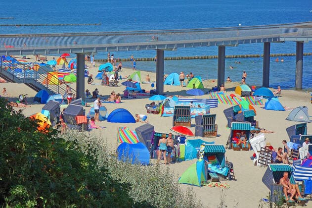 Hoch Elfi bringt auch auf Usedom Saharahitze den Urlaubern ist es recht voller Strande, volle Parkplätze, volle Promenade, als gäbe es kein Corona. (Seebad Koserow 12.08.2021) Corona