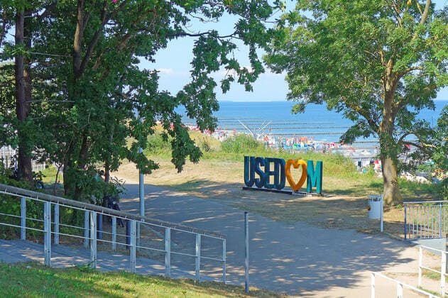 Hoch Elfi bringt auch auf Usedom Saharahitze den Urlaubern ist es recht voller Strande, volle Parkplätze, volle Promenade, als gäbe es kein Corona. (Seebad Koserow 12.08.2021) Corona
