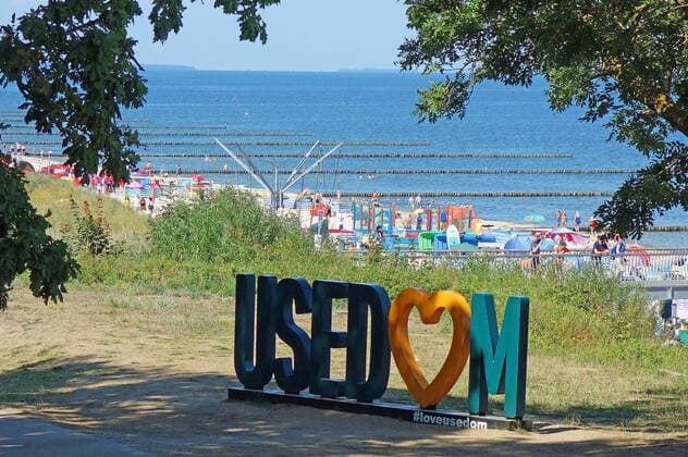 Hoch Elfi bringt auch auf Usedom Saharahitze den Urlaubern ist es recht voller Strande, volle Parkplätze, volle Promenade, als gäbe es kein Corona. (Seebad Koserow 12.08.2021) Corona
