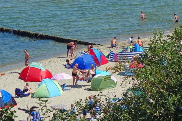 Hoch Elfi bringt auch auf Usedom Saharahitze den Urlaubern ist es recht voller Strande, volle Parkplätze, volle Promenade, als gäbe es kein Corona. (Seebad Koserow 12.08.2021) Corona