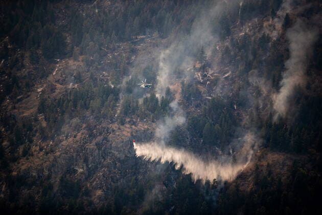 August 12, 2021, VERNON, BC, Canada: A helicopter drops water while battling the White Rock Lake wildfire burning on the mountains above the community of Fintry, west of Vernon, B.C., on Thursday, August 12, 2021. VERNON Canada  - ZUMAc35_ 20210812_zaf_c35_200 Copyright: xDarrylxDyckx