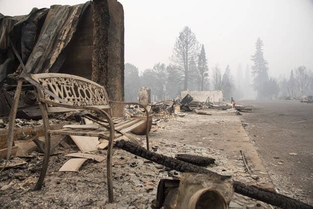 IMAGO Nature: Unsere Erde, Klimawandel, Waldbrände News Bilder des Tages A welcome bench sits along Main Street in Greenville, California on Thursday, August 12, 2021. The Dixie Fire has now burned over a half million acres and leveled the town of Greenville.  SXP2021081212 TERRYxSCHMITT