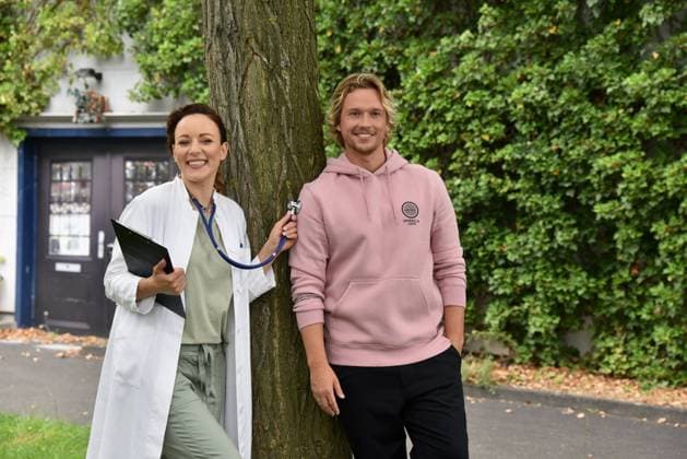 Die Schauspielerin und Sängerin Jasmin Wagner ( bekannt auch als Blümchen ) posiert in Arztkittel. Sie wird ab 14.10.2021 als Ärztin Dr. Ines Bandura in der RTL Serie Alles was zählt an der Seite von Schauspieler Christopher Kohn (Rolle als Dr. Finn Albrecht) zu sehen sein.