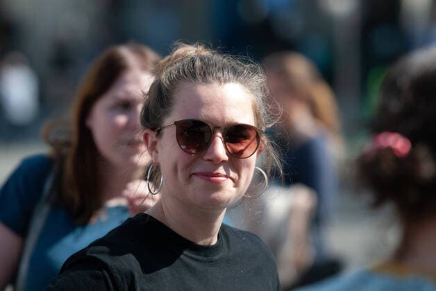 Flensburg, Schleswig-Holstein, Infostand zum Internationalen Tag der Jugend Emilia Fester, Politikerin (Bündnis 90 Die Grünen) und Bundestagskandidatin der GRÜNEN JUGEND in Hamburg, hier: mit Sonnenbrille, Aufnahme vom 12.08.2021, Flensburg, Innenstadt, Südermarkt